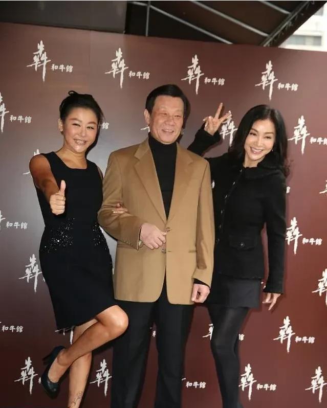 她知三当三，和有妇之夫生活近30年，如今带娃定居美国生活很潇洒