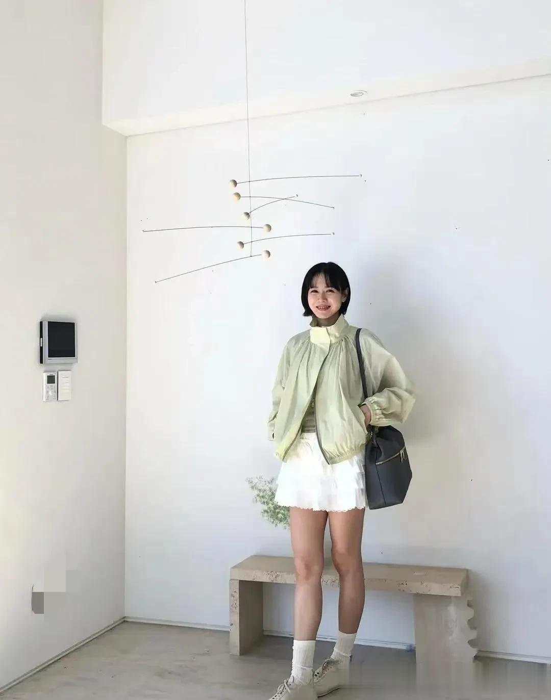孙艺珍短发好漂亮！穿浅绿夹克+白色短裙，嫩回18岁少女！