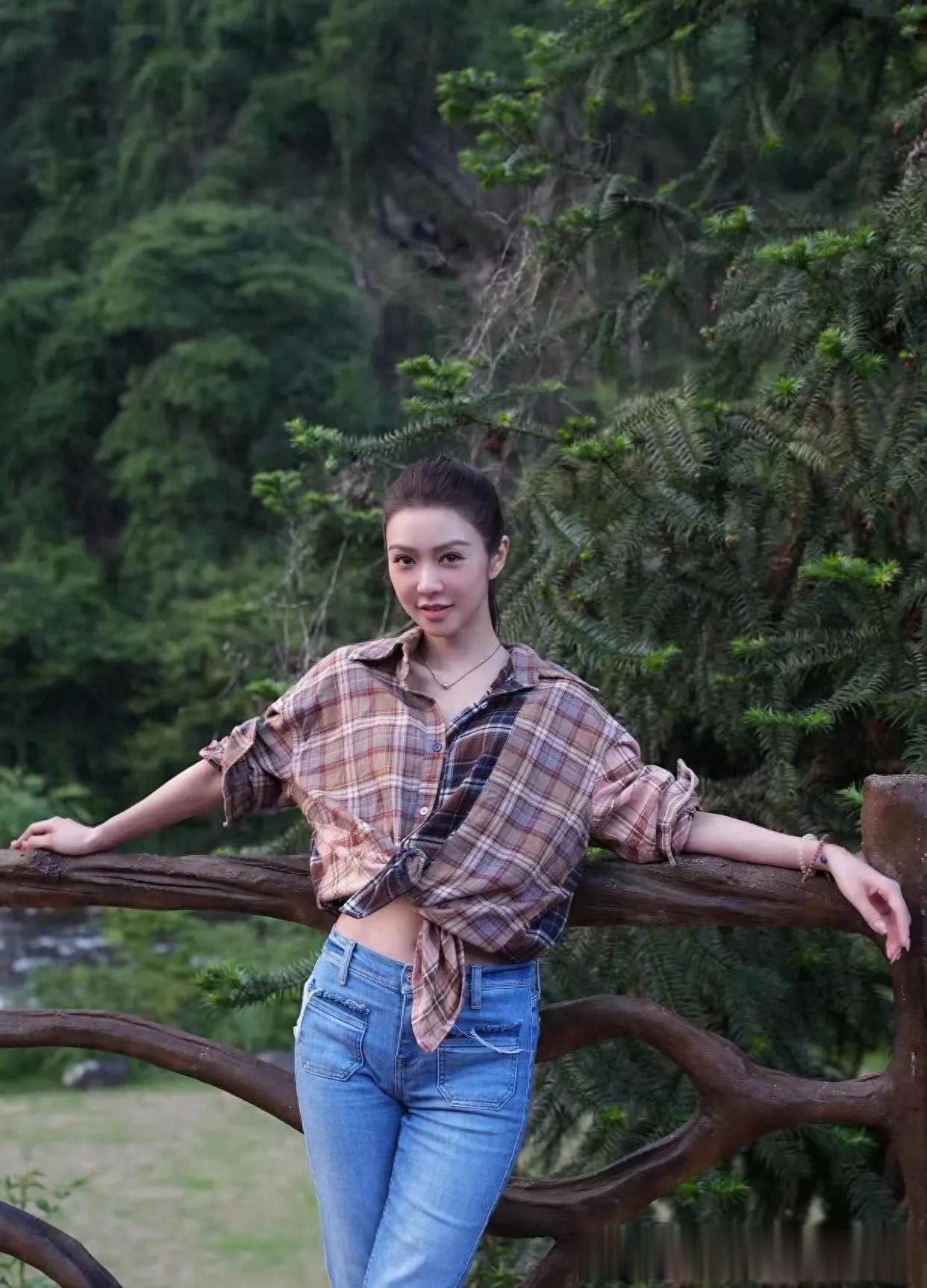 薛凯琪私服穿搭真时髦！格子衬衫+牛仔裤，休闲简约又减龄！