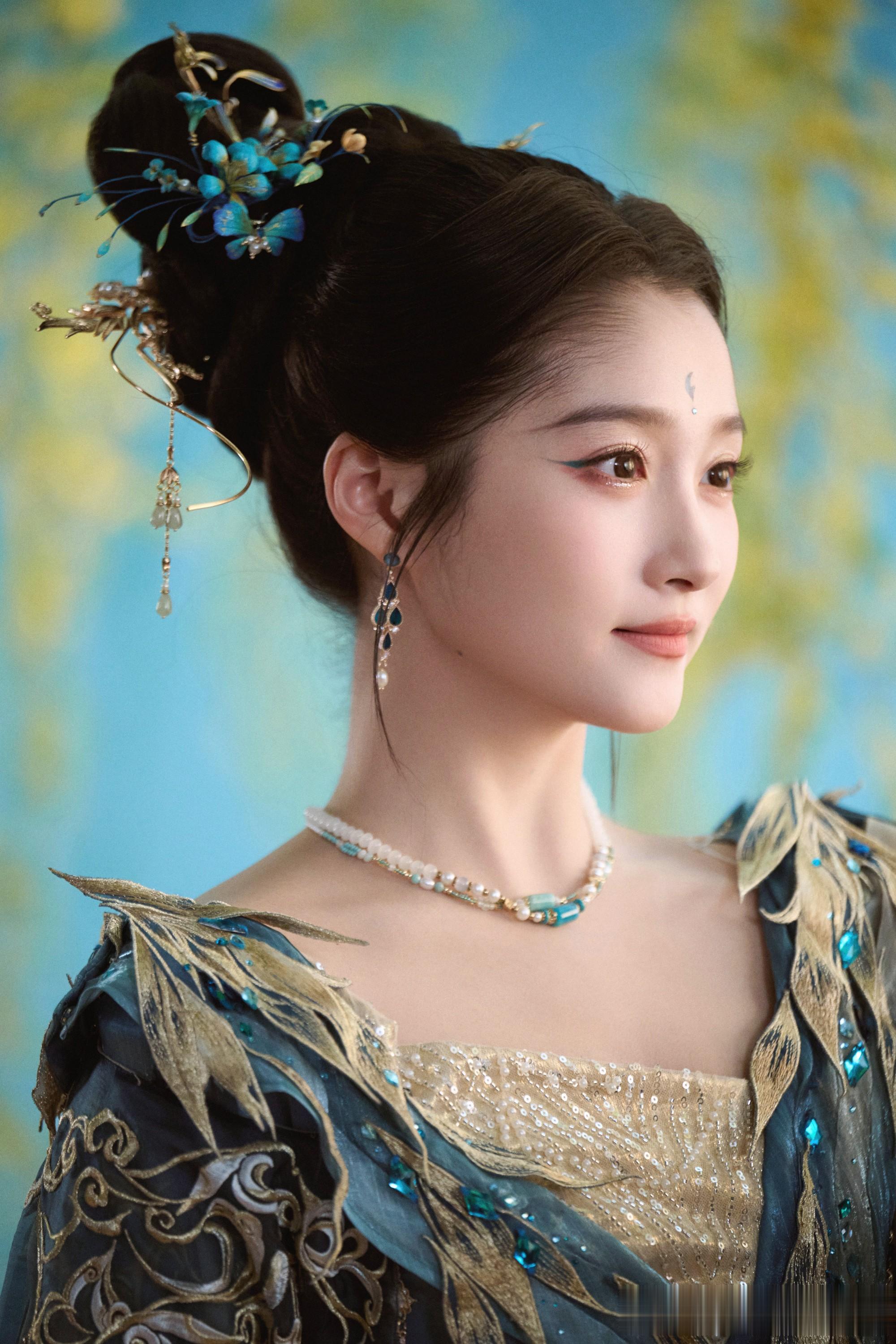 女星关晓彤惊鸿一瞥，花开富贵，犹如仙女下凡！