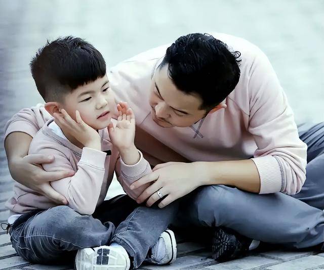 胡可带俩儿子现身机场，安吉1米8颜值没爸高，小鱼儿长胡子憨厚