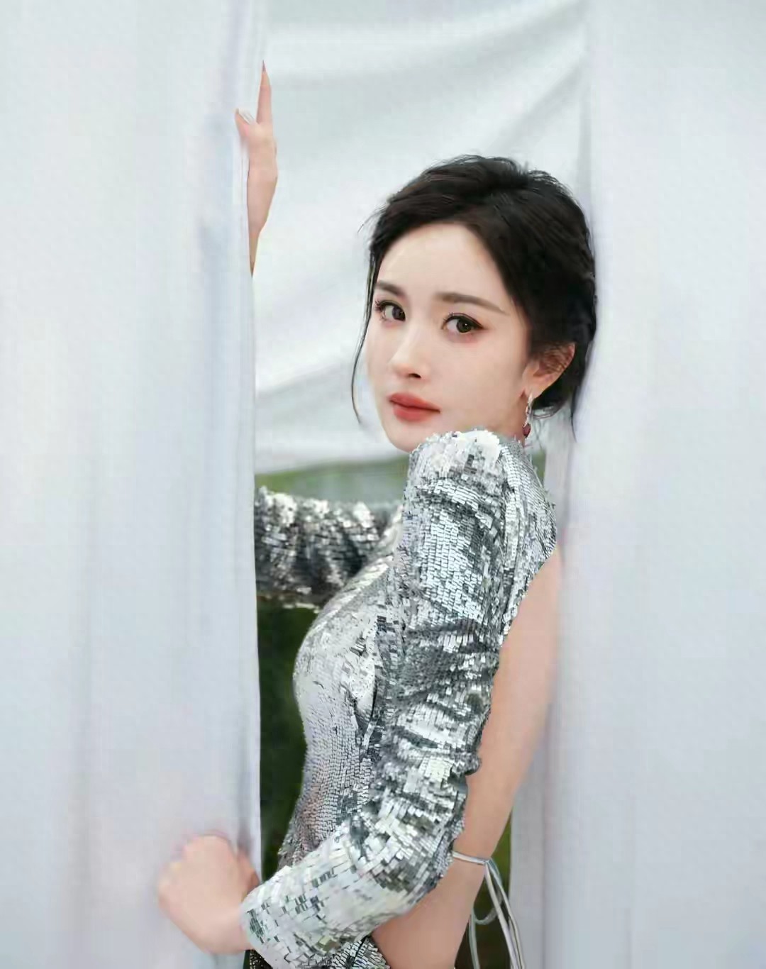 杨幂露背礼服，这腰线真是绝了