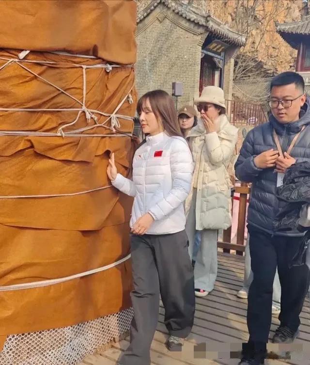 甜馨妈妈大孤山祈福，脸部憔悴，简直像变了一个人