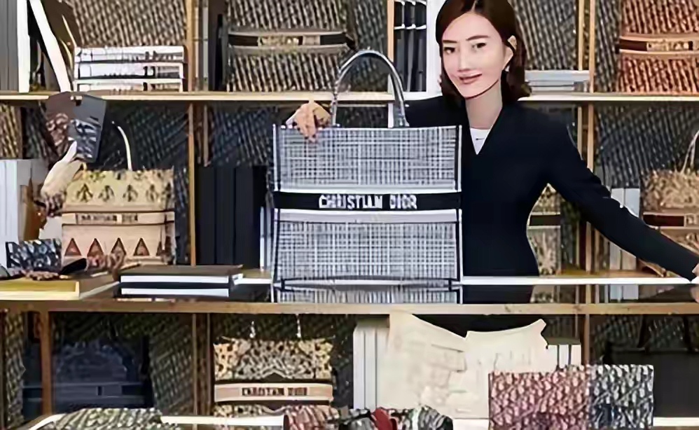 诈骗13.9亿，千万豪车，成堆金条被拍，才知王丽坤夫妇究竟多奢靡