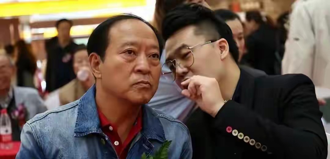 冯巩也没想到,家产尽失的牛群,如今终于找到了晚年的“依靠”