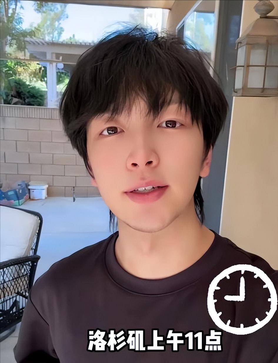 原来他就是肖战儿子，和王楚钦是发小，长相高大帅气，还去拍短剧