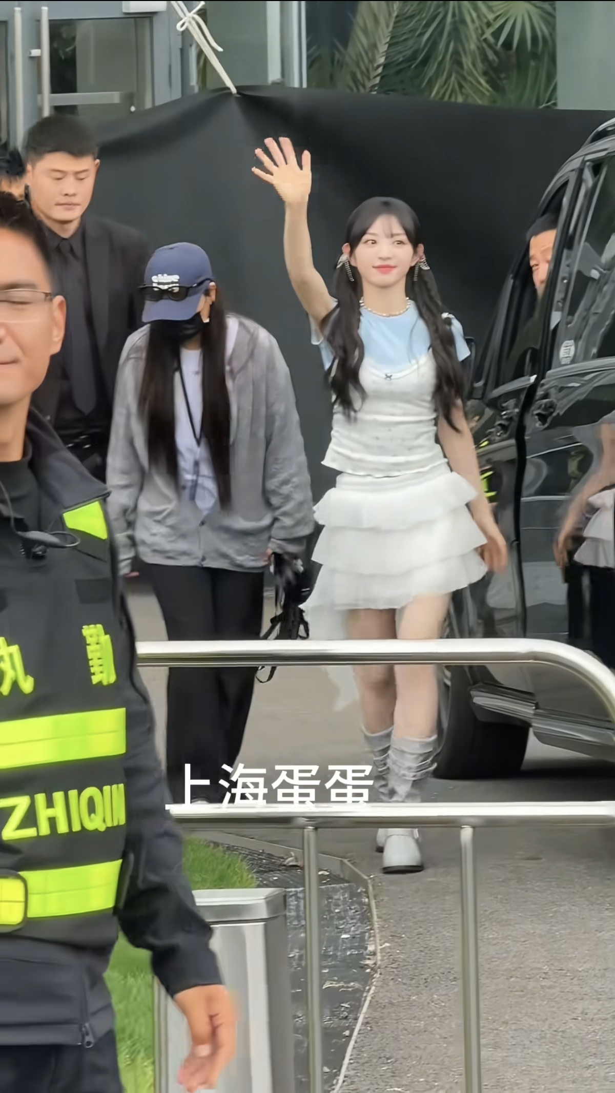 注意安全！田曦薇出席活动，一下车着急跟粉丝打招呼，又踩空了
