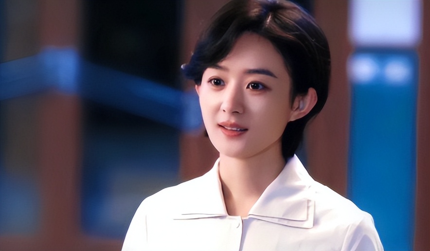 赵丽颖与杨幂同天走红毯，一个娃娃脸一个褶多，骨相皮相区别明显