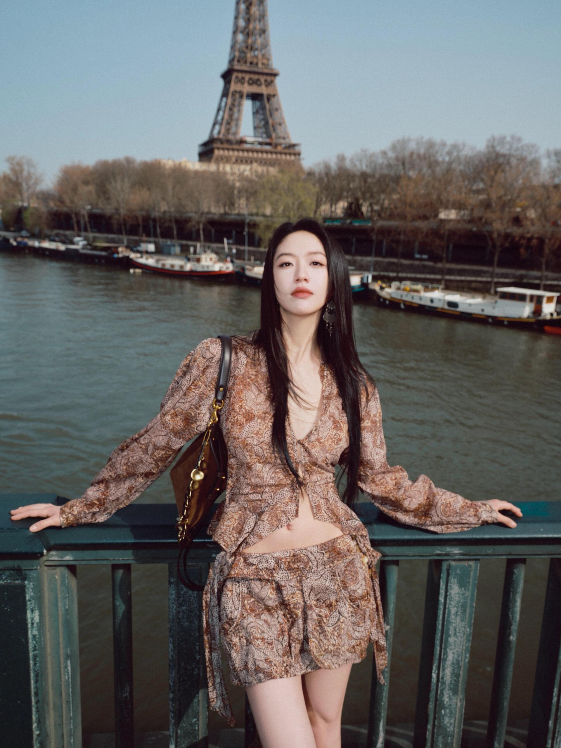 向涵之巴黎街头美出圈