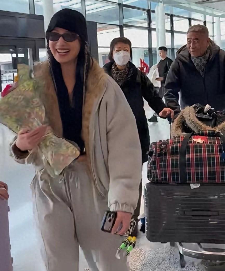 港星郑希怡2月8号带着女儿回了老家上海过年，她爸妈在机场接机