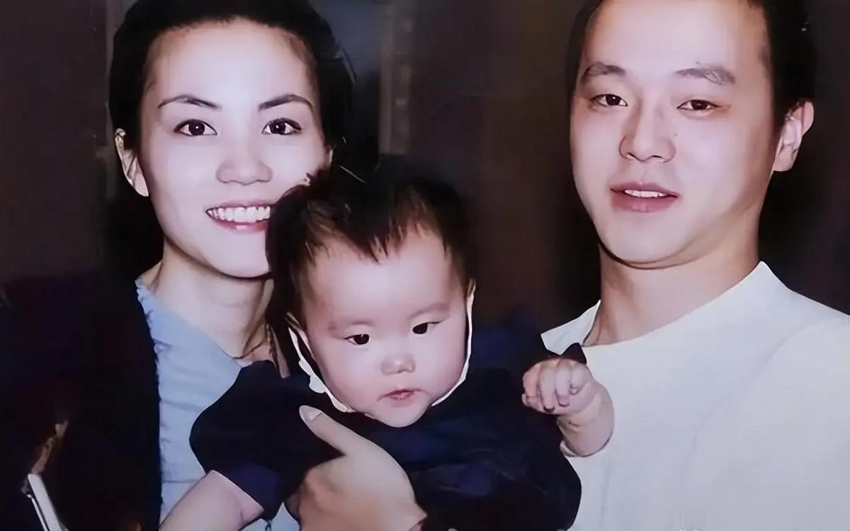 窦靖童：我妈钱多到用不完，但穷苦潦倒的爸爸，成了我如今的心病