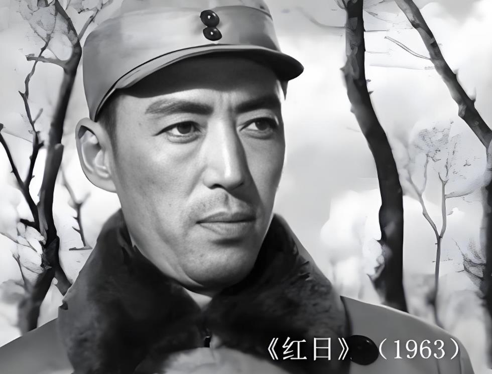他在《红日》中演沈军长，曾与于蓝演夫妻，硬汉柔情铸就银幕传奇