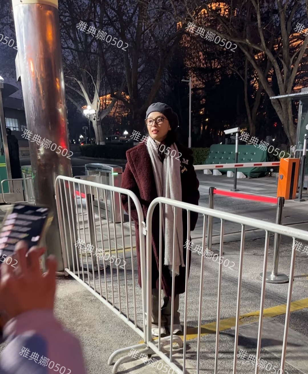 电视台门口蹲到参加春晚彩排的刘涛,本人打扮时尚但皮肤黑不年轻