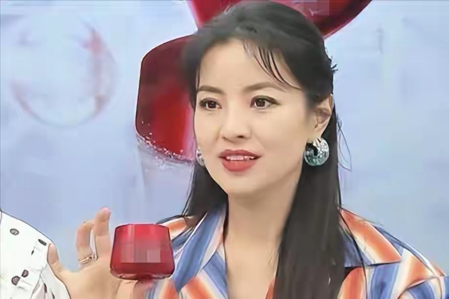 和撒贝宁同居四年,却转身投入富豪怀抱,没想到如今竟沦落至此