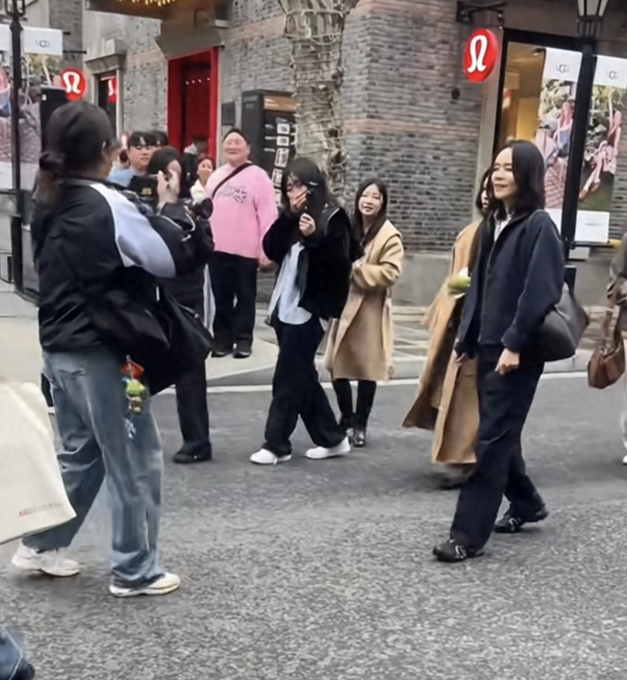 韩佳人上海拍摄网红照，被造型师化的鬼迷日眼，还不如她素颜好看