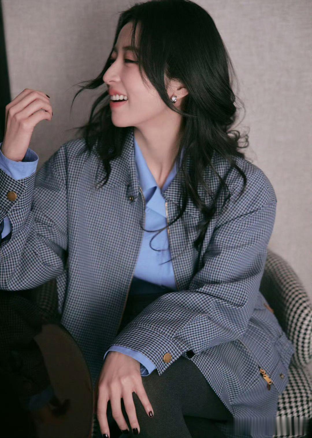 周雨彤，这身蓝格纹套装，灰蓝细格纹设计，学院风满满复古又摩登