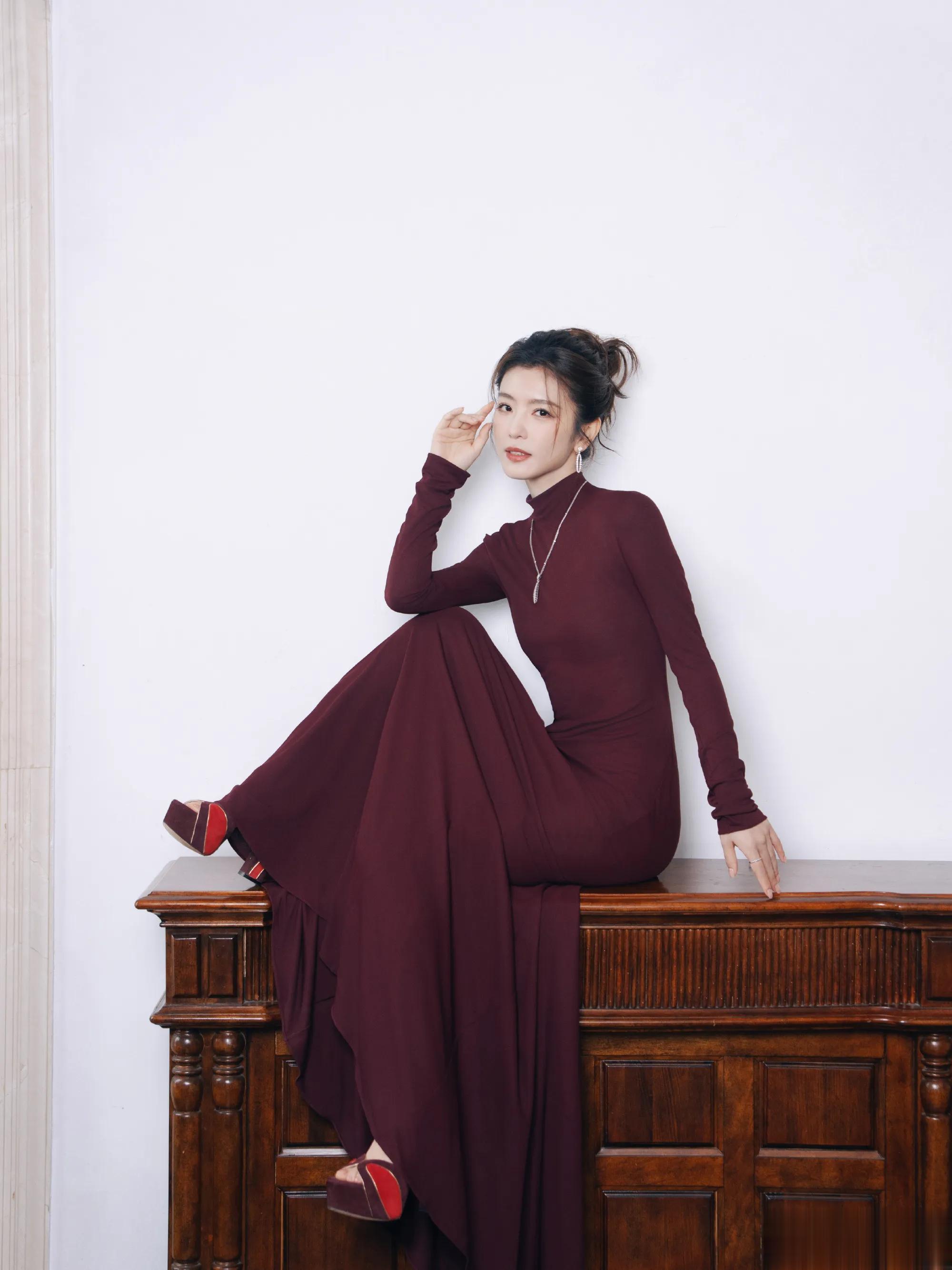 微博之夜上被大家闺秀李云霄给圈粉了，她这大气端庄温文尔雅气质