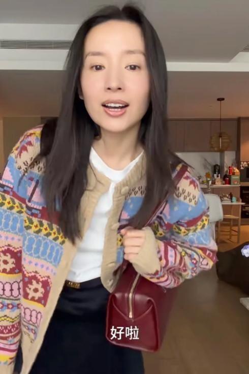 有粉丝在朗园创意园区内偶遇董洁,彼时她正为新季产品进行实景拍摄