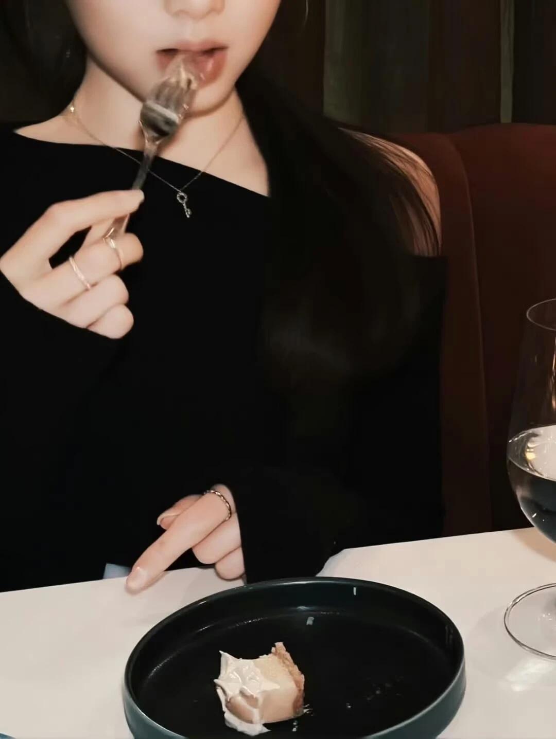 黄多多晒近照被质疑，学生非要走性感路线，风尘味很重人妻感满满