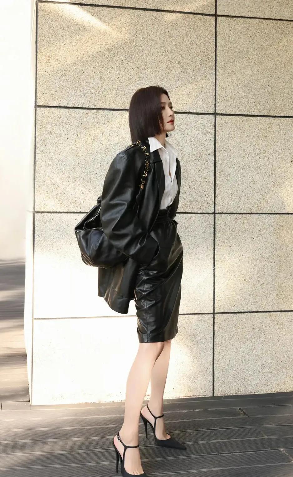 秦岚阿姨脚踩一字带黑色高跟，这腿又嫩又白，保养的真好