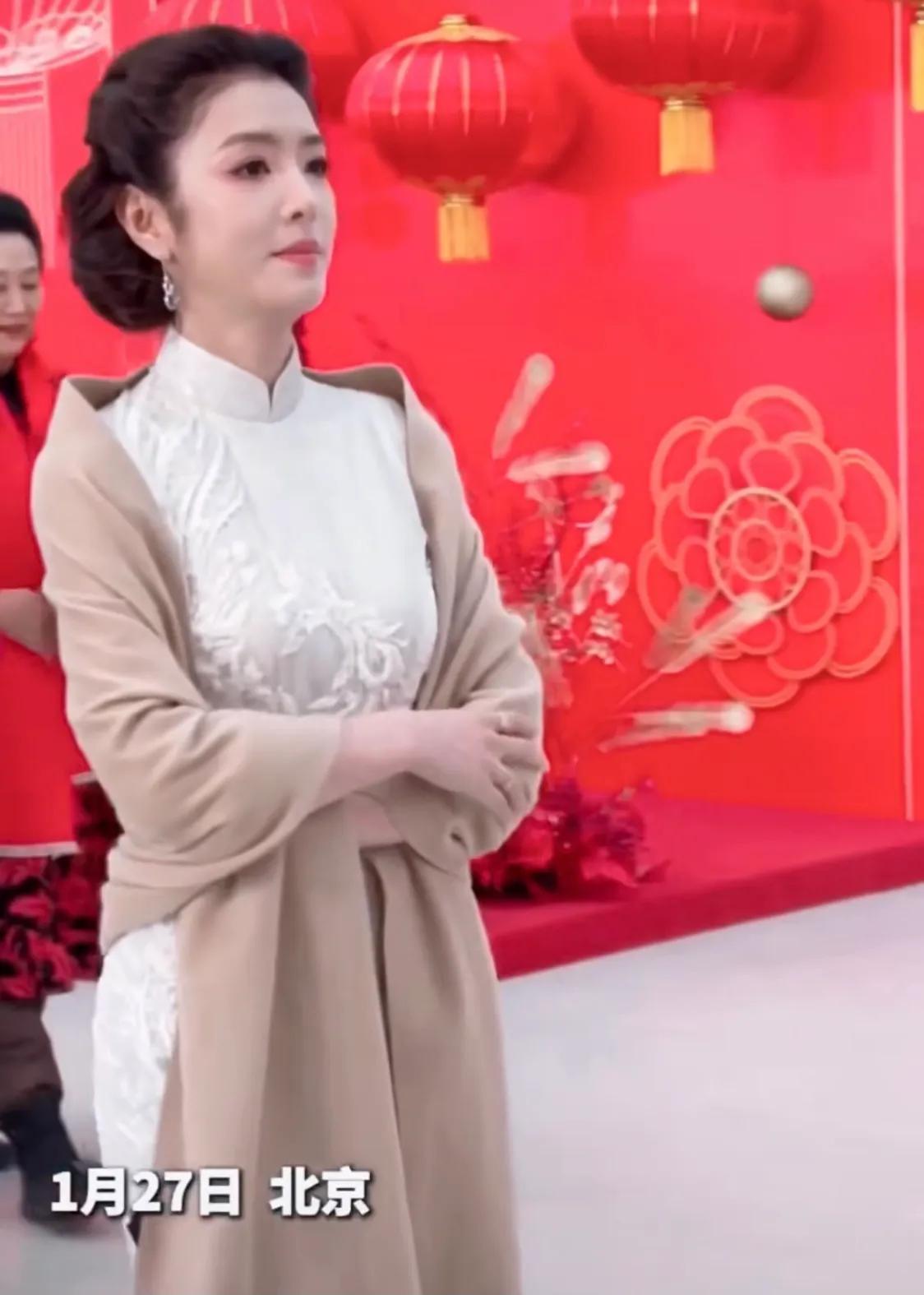 章子怡穿红裙录春晚，陈妍希娇俏，于适站蓝羽身边，张译很帅气