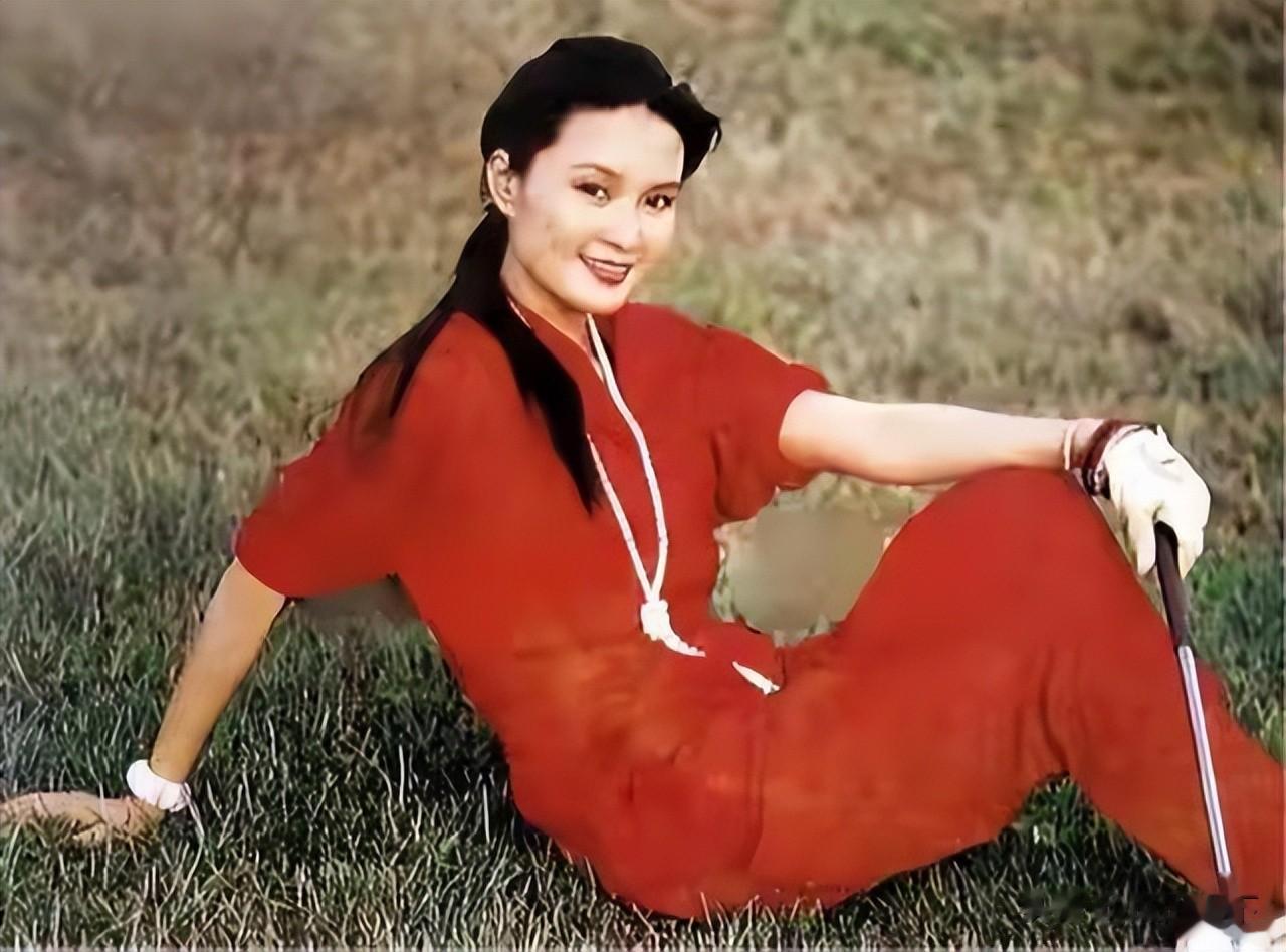 方舒:捧红屠洪刚后被抛弃,独自抚养两个女儿24年,女儿成其骄傲