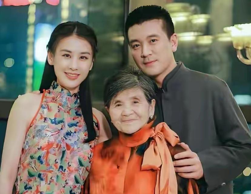 杨子带新女友23岁见91岁母亲，铜钱盆抢镜，黄圣依17年却是一场空