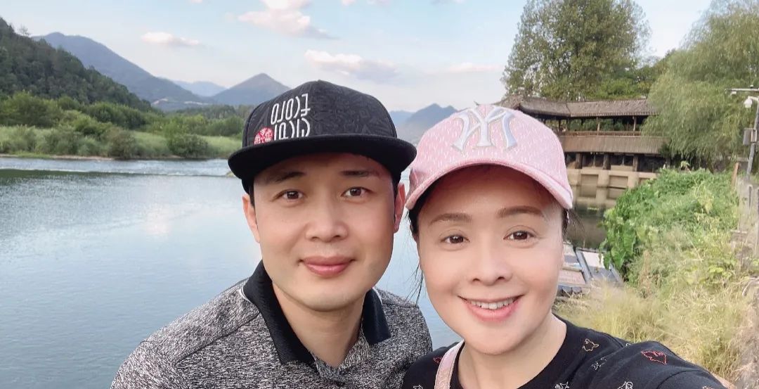 她演丫鬟让人记了25年，教授丈夫等她9年结婚，每月给10万零花钱