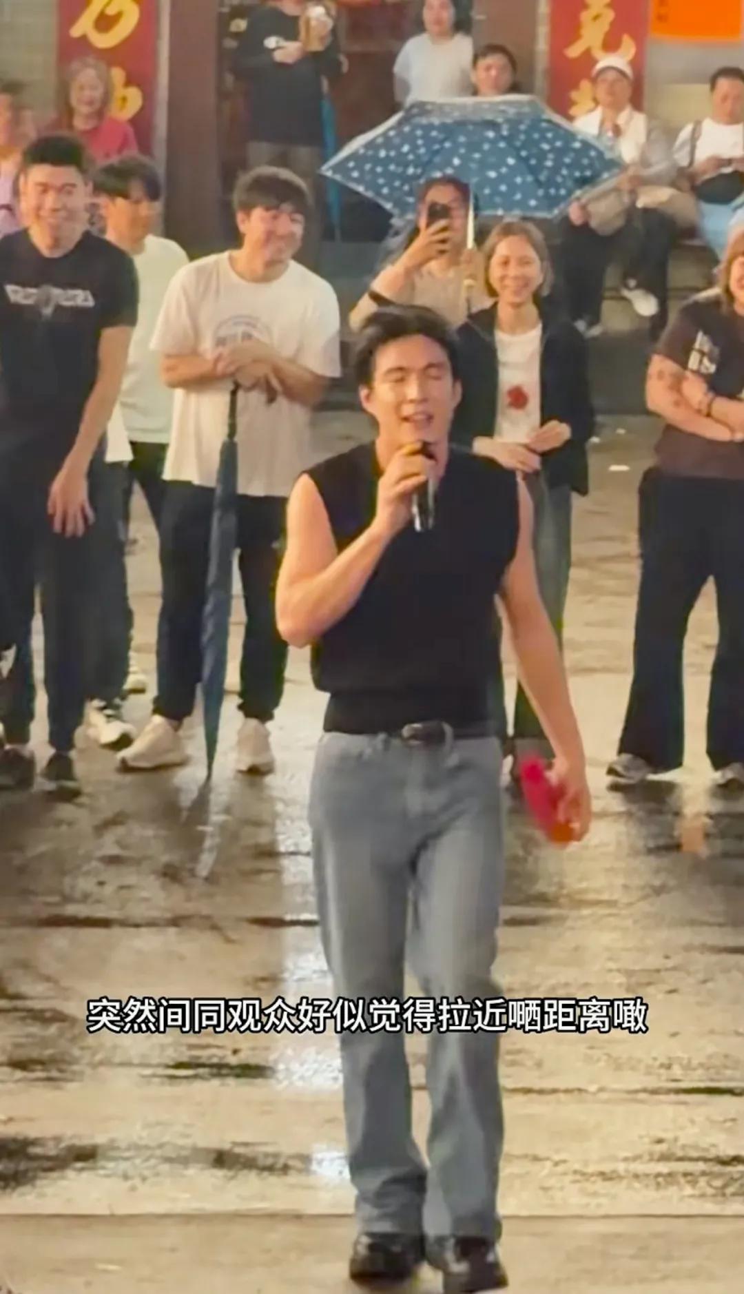 TVB男星内地短剧演男一！难得回港接工作,台上卖力跳唱却场面冷清