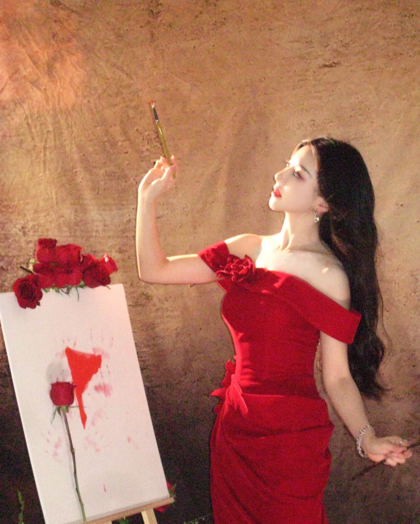 王鹤润分享美照，一袭红裙配微卷长发，美得好耀眼