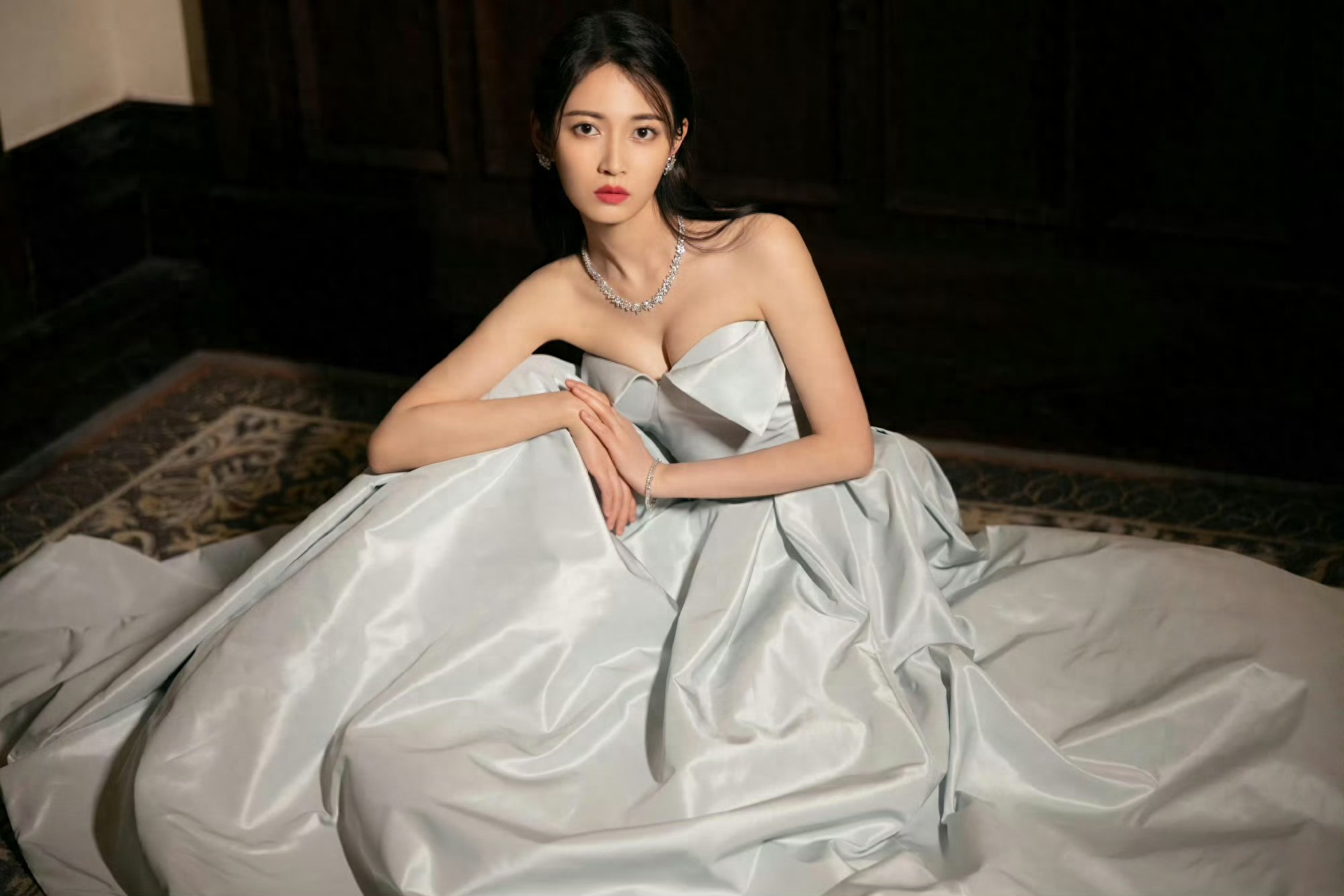 陈钰琪抹胸裙写真