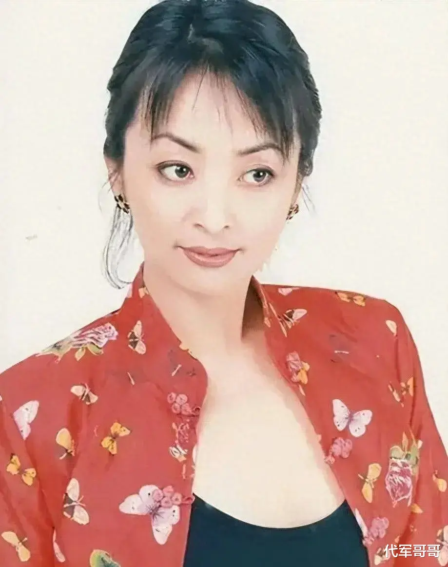 62岁李勤勤近况曝光！经历三次失败跨国婚姻，与34岁儿子相依为命