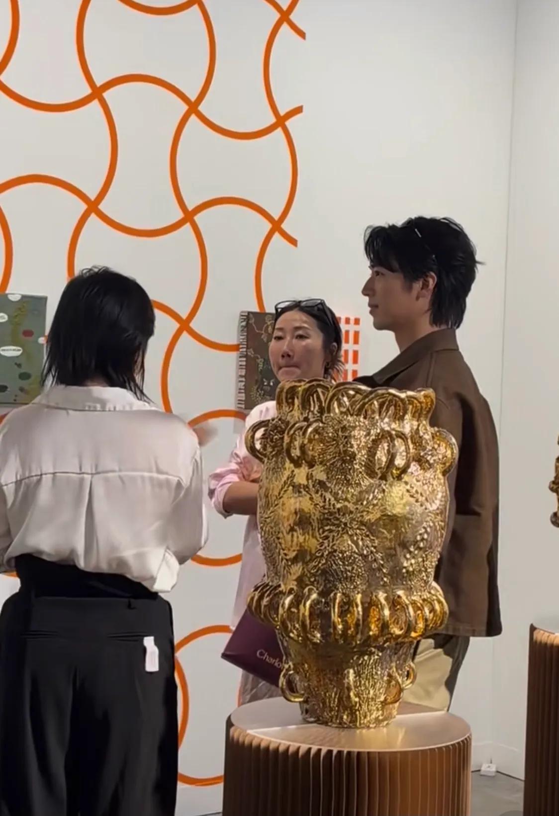 邓文迪戴黄金手镯看展，林志玲穿红裙漂亮，章泽天素颜很青春！