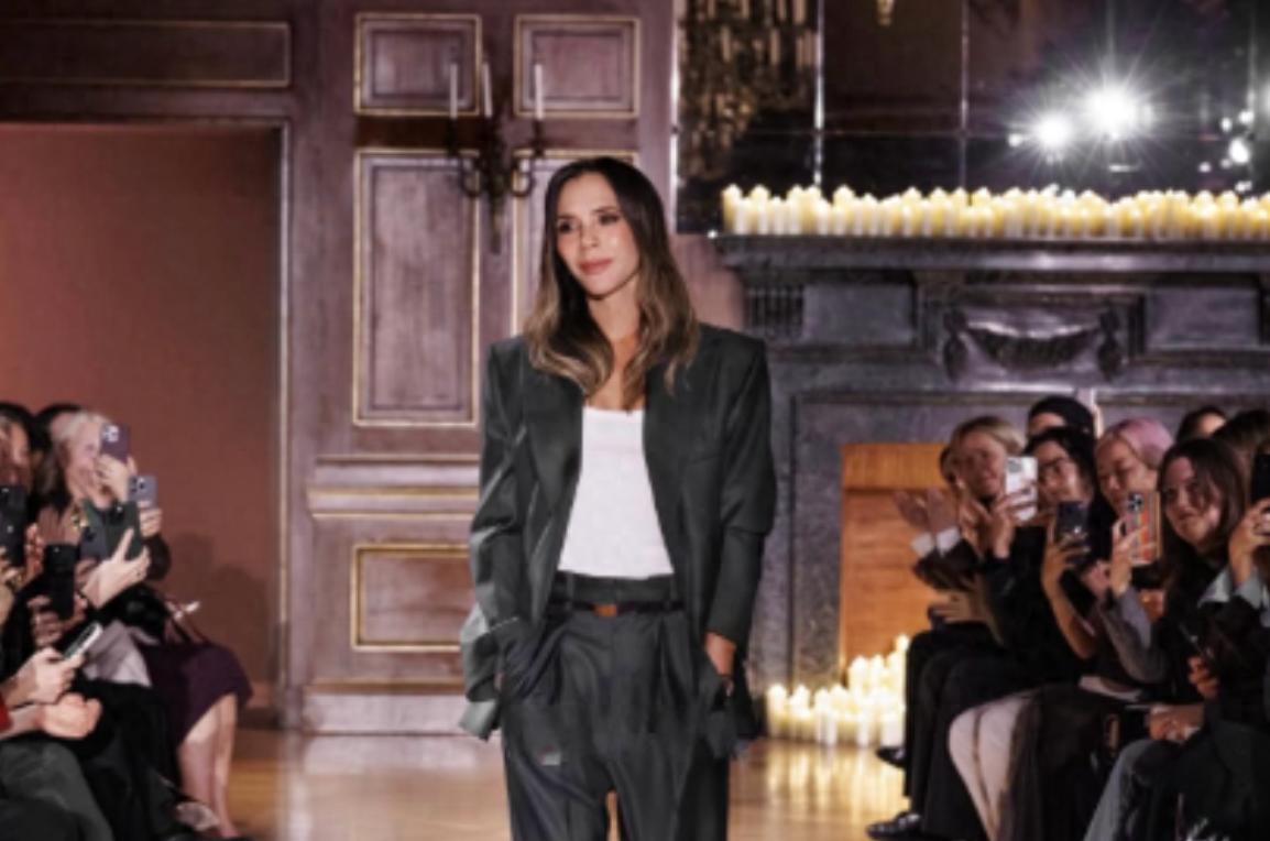 贝克汉姆妻子现身巴黎,穿西服双手插兜气场全开,好似高冷女总裁