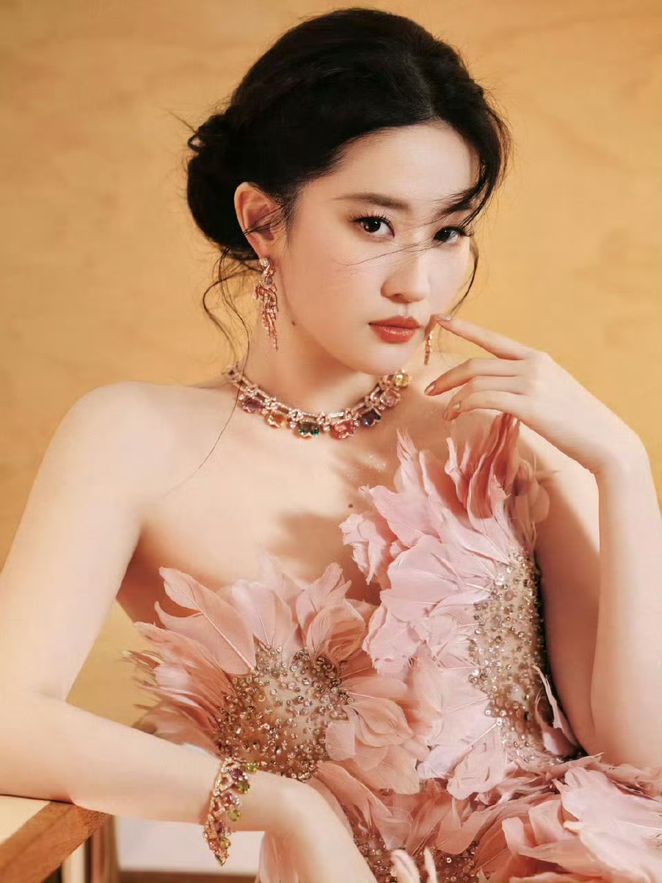 刘亦菲 内衣代言写真 有这张脸在 就永远不存在落伍的情况