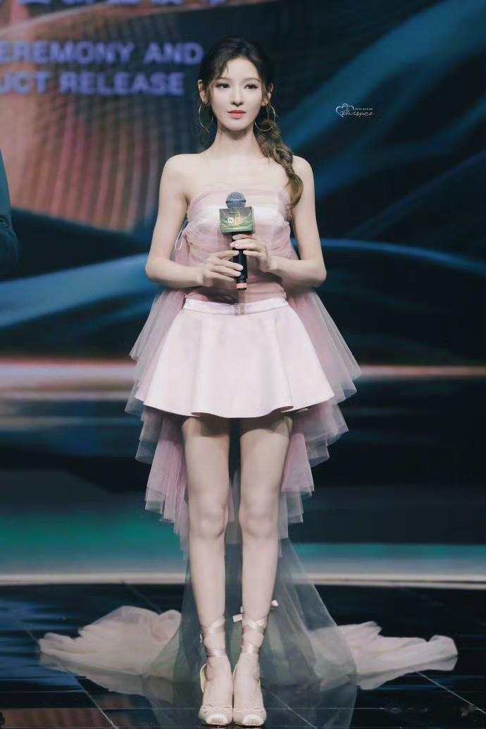 张予曦|粉色薄纱裙造型,将优越的直角肩与天鹅颈衬托得更加精致 ???