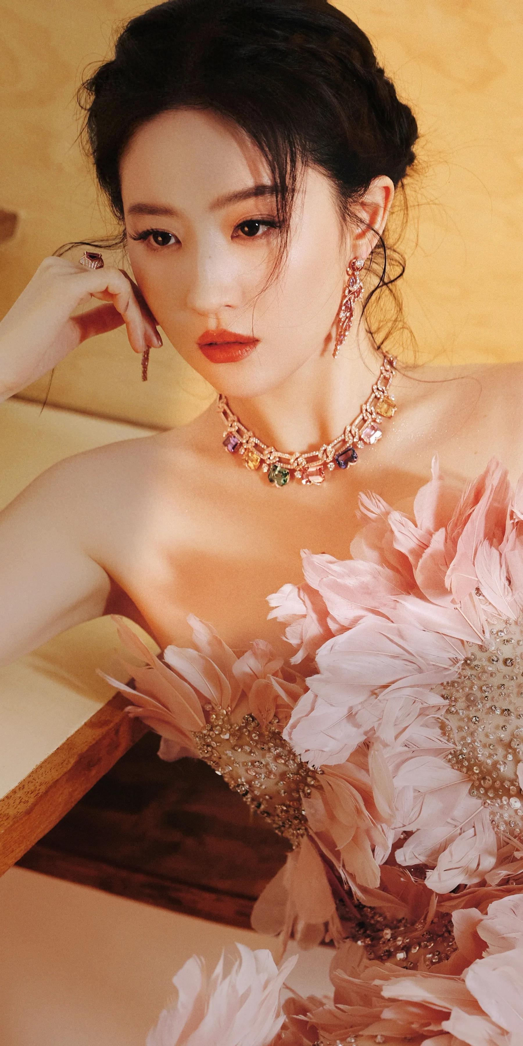 刘亦菲：绯羽若桃夭，尽染胭脂色，玫瑰美人