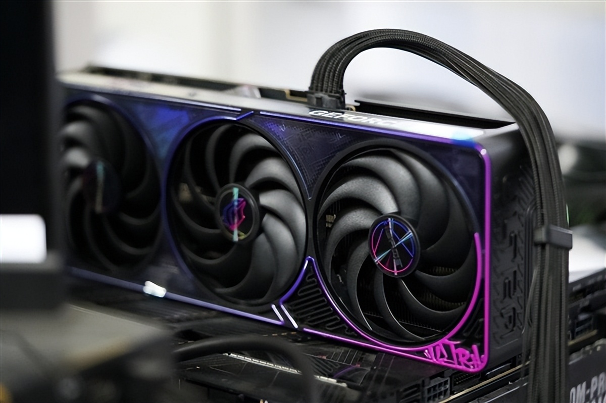 嘻哈涂鴉太吸睛！七彩虹RTX 5070 Ultra OC 12GB圖賞