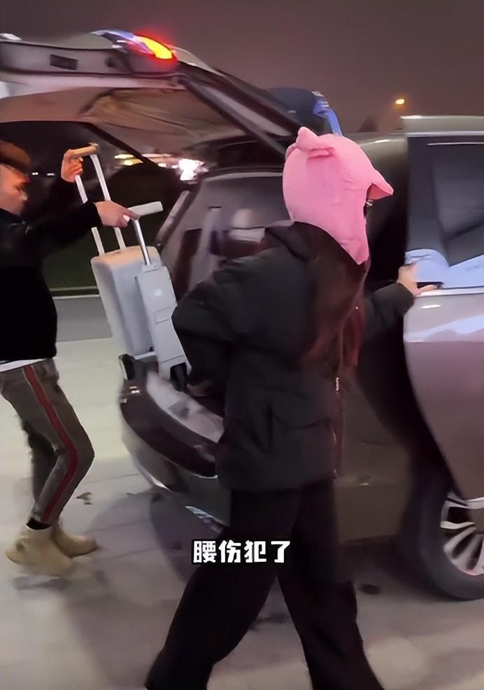 曝女顶流现身医院急诊！虚弱到站不稳被助理搀扶，工作室最新回应