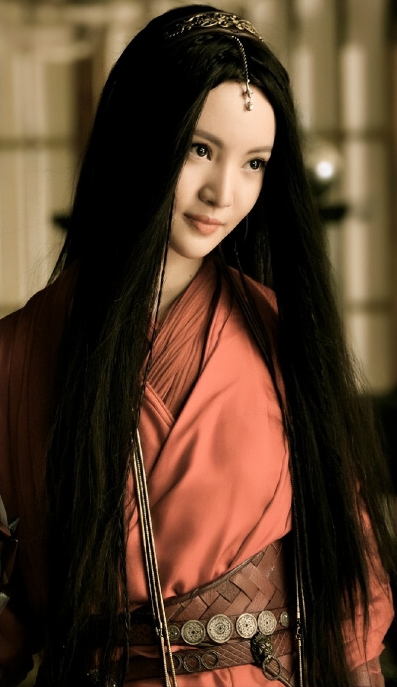 金晨新西兰被偶遇，大方和网友合影脸超小，一头小卷发好漂亮