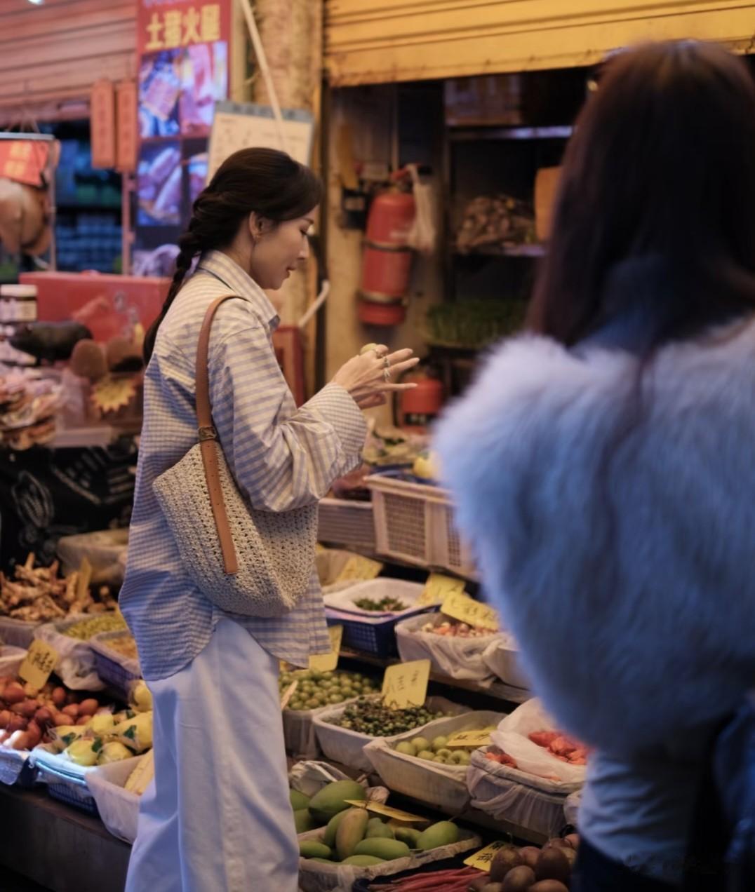 48岁胡静回云南娘家被偶遇！生图脸部馒化明显，未见富豪老公陪同