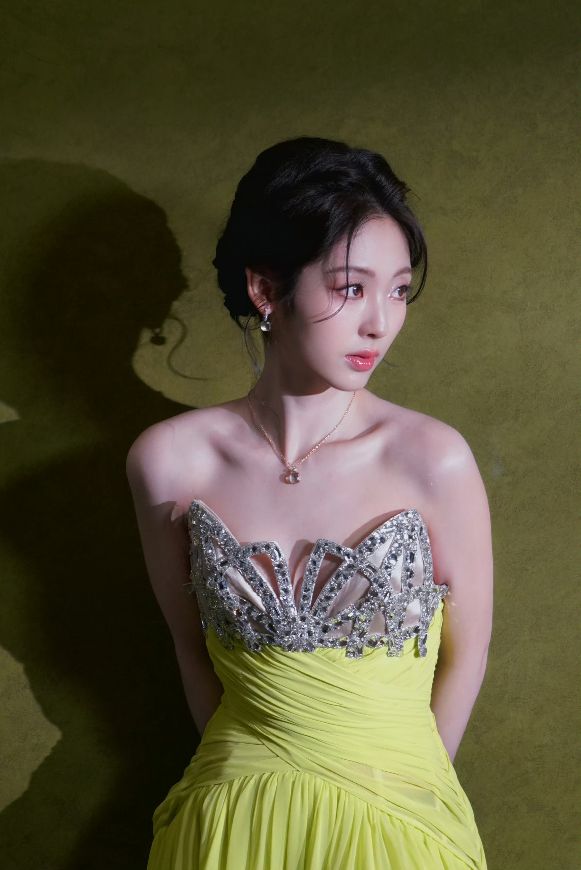 邢菲 春日一抹黄绿长裙的清新靓丽与温柔