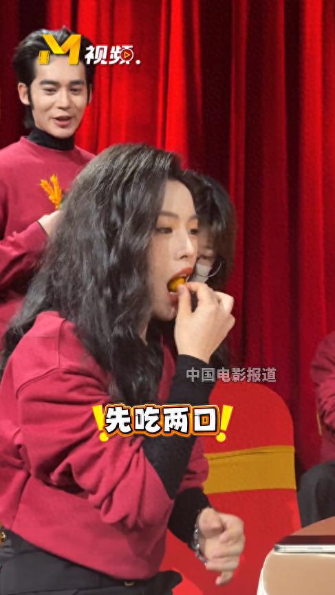 陈丽君回老家，穿大棉袄双手插兜松弛，素颜气质清冷有辨识度