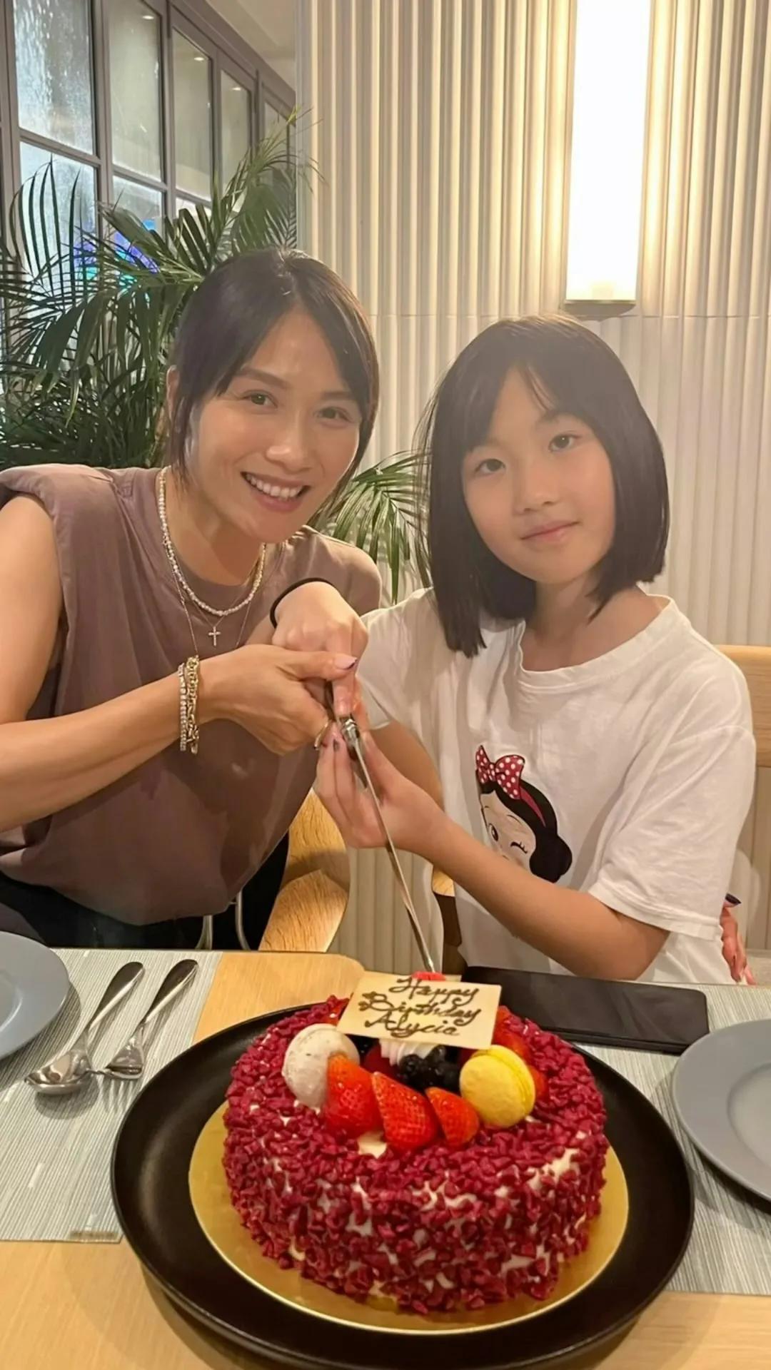 前港姐季軍慶祝50歲生日狀態極佳,嫁飲食商人變過億闊太養尊處優