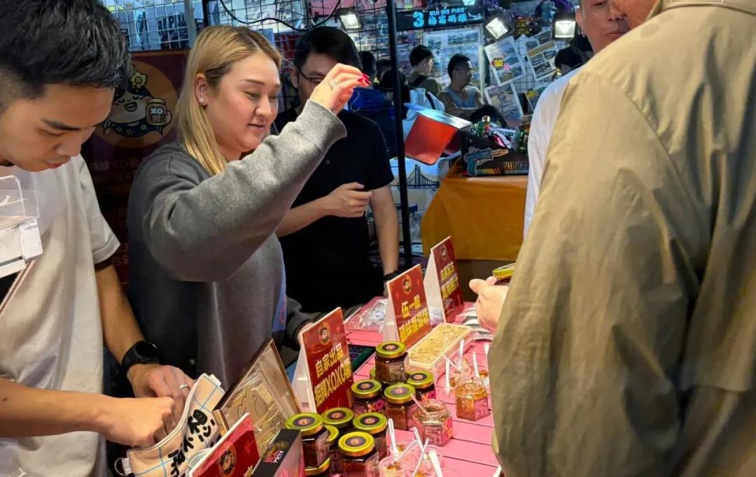 TVB亿万驸马连续两年与老婆年宵摆摊卖货，称现场人多生意不错