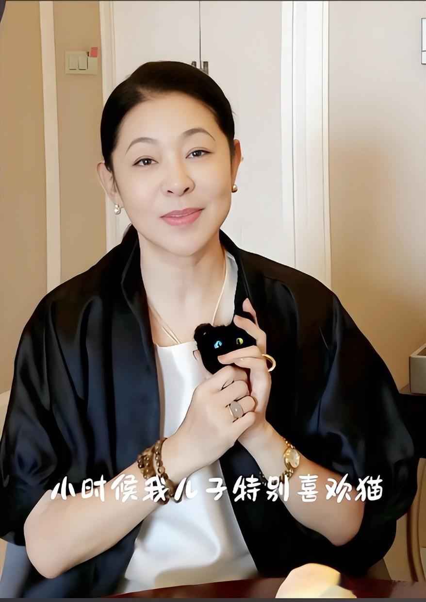 倪萍带27岁儿子虎子公开亮相，身高197cm带着眼镜，身形微胖憨厚