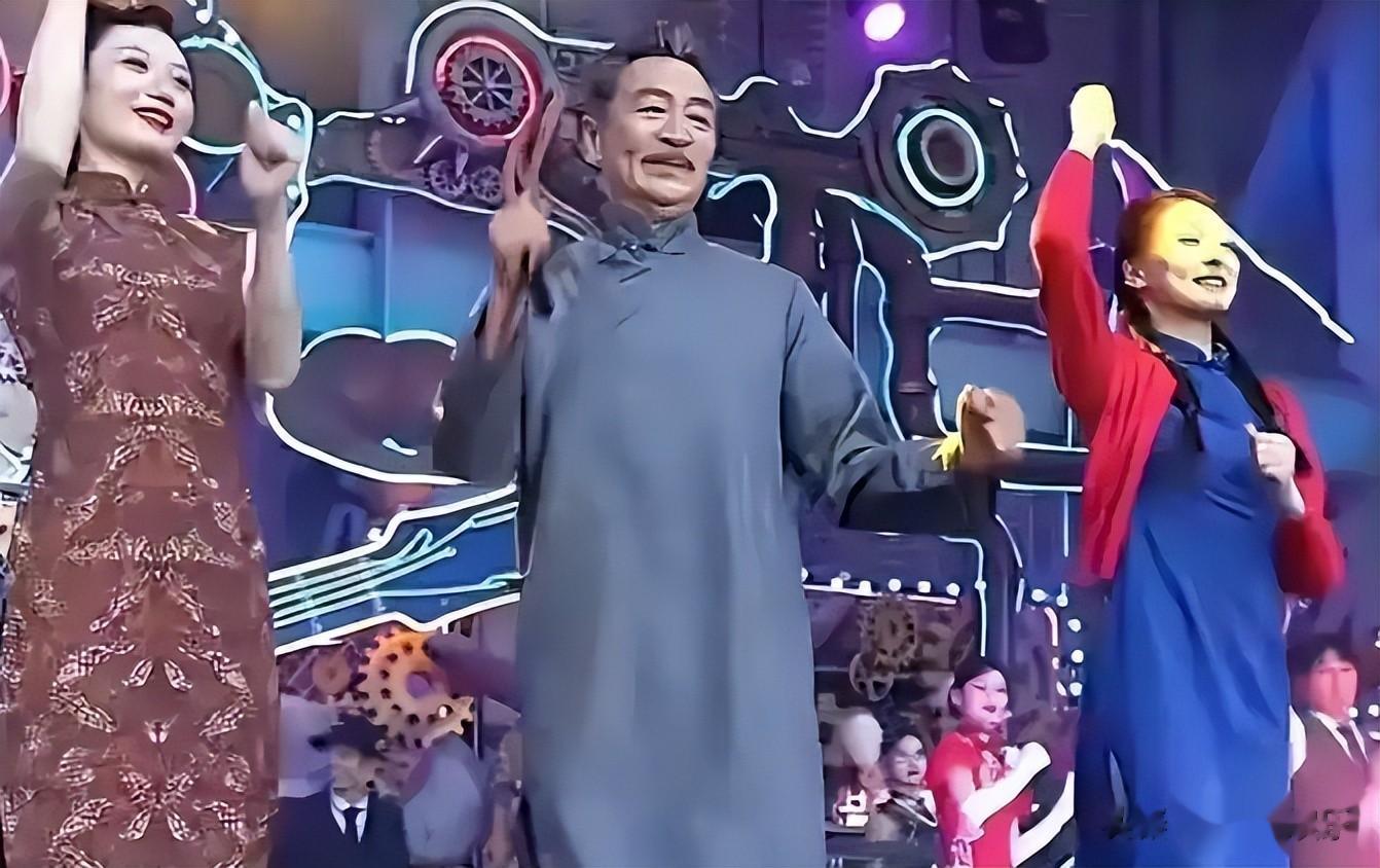 落地的凤凰不如鸡，明星沦落摆摊还债 穷到只剩100万，体面全丢了