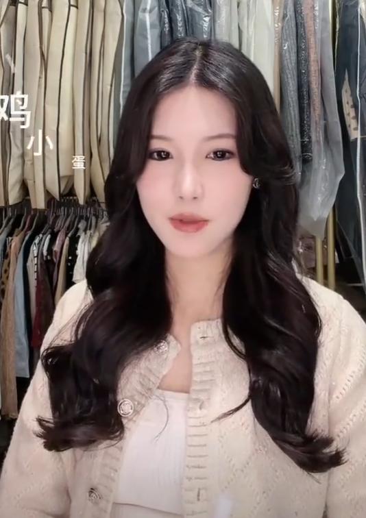 童锦程孩子妈直播露全脸,果然大美女,自称天然脸,10分钟就被封