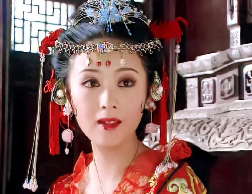 娶大六岁二婚妻，甘愿吃软饭，如今40岁搭档朱珠成功翻红