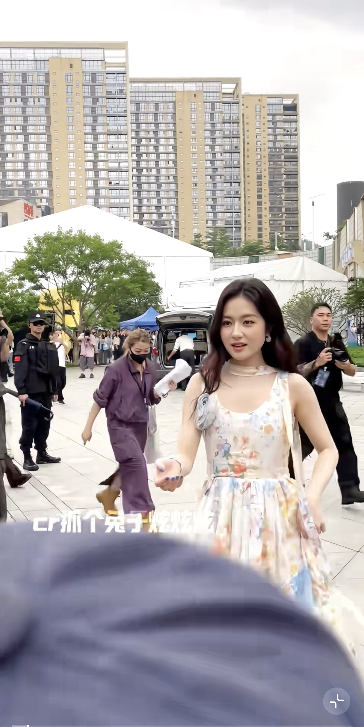 李兰迪秀场被偶遇，穿碎花长裙妆容清透淡雅，整个人白得发光呀！